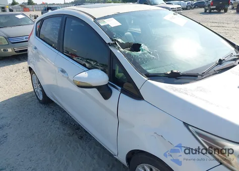 2015 Ford Fiesta Titanium z USA, uszkodzony, nr VIN 3FADP4FJ9FM213111